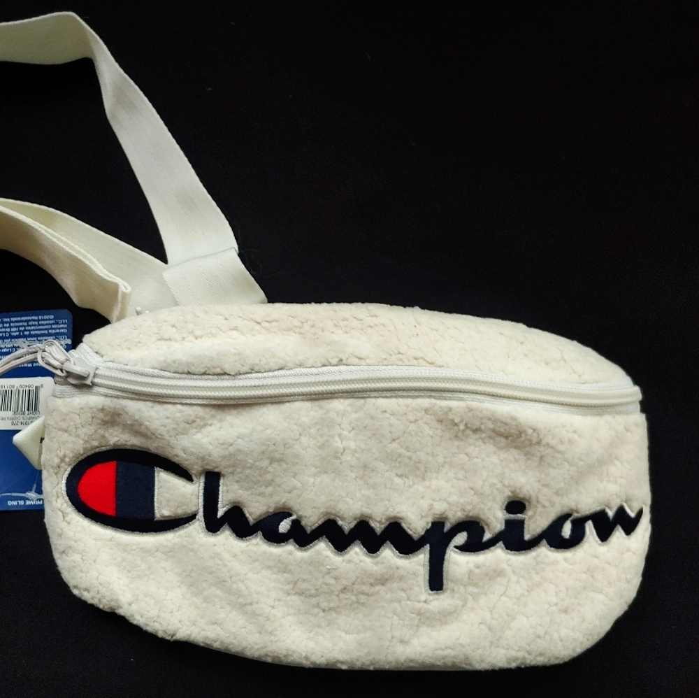Shoulder bag.